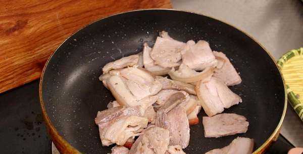 回鍋肉怎么做好吃,豆瓣醬做回鍋肉簡單又好吃的做法圖4