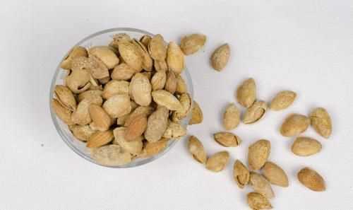 巴旦木咬開后里面有的白有的黃有的咖啡色，這屬正常還是壞了