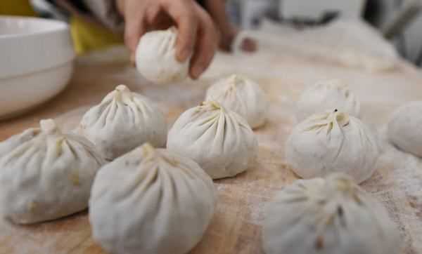 小籠包蒸多長(zhǎng)時(shí)間,蒸小籠包的做法和技巧圖3