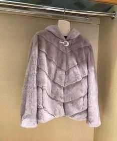 皮毛與酒精是否反應(yīng) 往貂皮大衣上噴灑香水或者花露水是否對皮毛有害原因?yàn)楹?></p>
<h2>貂皮大衣如何清洗視頻</h2>
<p>貂皮大衣清洗方法一：<br>準(zhǔn)備材料：滑石粉，氧化鎂粉，海綿。<br>方法：用氧化鎂粉和滑石粉，按照同等的比例混合在一起。把貂皮大衣有污漬的部位平鋪 ，用柔軟的海綿沾上混合好 的粉劑后，均勻涂抹在貂皮大衣有污漬的地方，放置上二十四小時。<br>二十四小時后，把貂皮大衣上的粉劑用海綿輕輕掃去，把大衣掛起來，再用專業(yè)的空氣噴（Q）吹洗干凈，最后把貂皮大衣的貂毛疏通即可去除大衣的污漬啦！<br>要注意的是，貂皮大衣不能用清水洗哦。因?yàn)轷跗ご笠碌脑鲜酋跗?，貂皮的皮毛上有大量的蛋白質(zhì)，如果用清水和洗衣粉或肥皂清洗，會侵蝕皮毛，導(dǎo)致大衣失去光澤或損壞。<br>貂皮大衣清洗方法二：<br>準(zhǔn)備材料：酒精，毛刷，滑石粉。<br>方法：把貂皮大衣用大衣架掛起來，隨后用空氣噴（Q）把酒精均勻噴灑在大衣上，并用毛刷沾上滑石粉均勻涂在貂皮大衣上。用毛刷輕輕刷掃一次大衣，讓粉劑和酒精完全融合。等待幾個小時后，用空氣噴（Q）把粉劑吹洗干凈，并用一塊干凈的海綿把大衣輕掃一遍處理好殘留的粉劑即可。<br>處理完畢后，把大衣用大衣架晾起來，并放在陰涼的室內(nèi)讓其自然風(fēng)干~</p>
<p><img src=