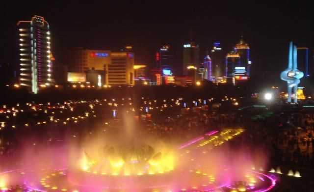 濟南泉城廣場冬天噴泉時間