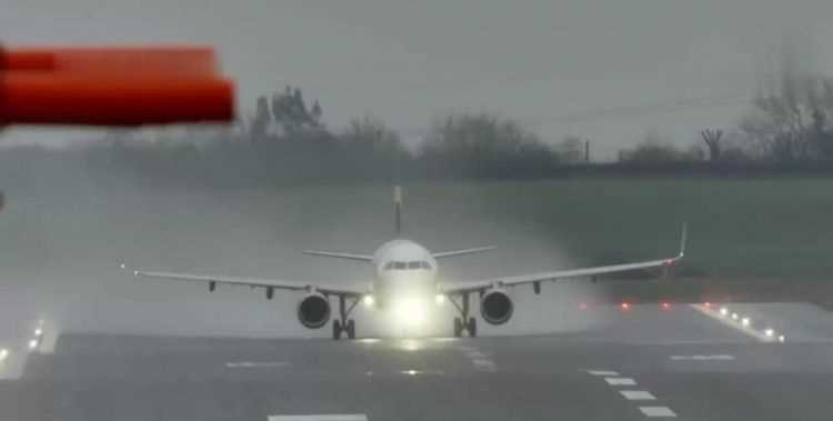 下雨會(huì)影響飛機(jī)起飛和降落嗎