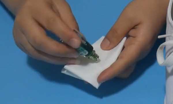 白色皮鞋有黑色斑點怎么去除,怎么清潔白鞋上的小黑點圖4