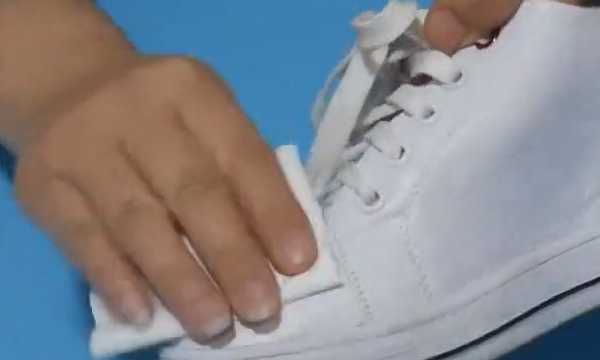 白色皮鞋有黑色斑點怎么去除,怎么清潔白鞋上的小黑點圖5