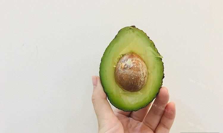 牛油果放冰箱后怎么補(bǔ)救,牛油果開了怎么保鮮 打開的牛油果儲(chǔ)存方法