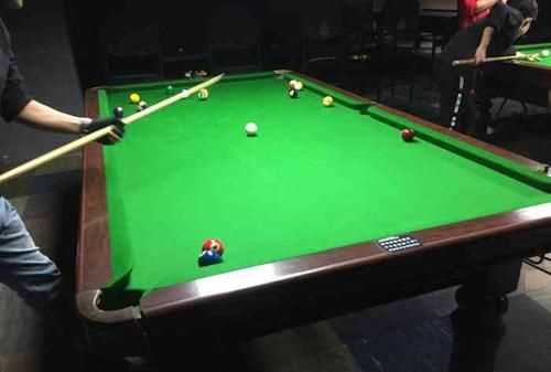 右眼主視眼打臺球的人