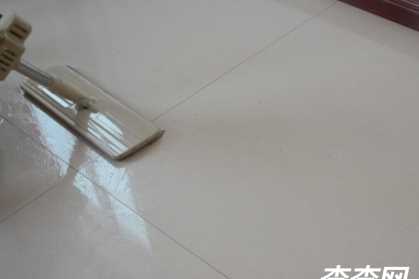 為什么地板拖完會有一層灰