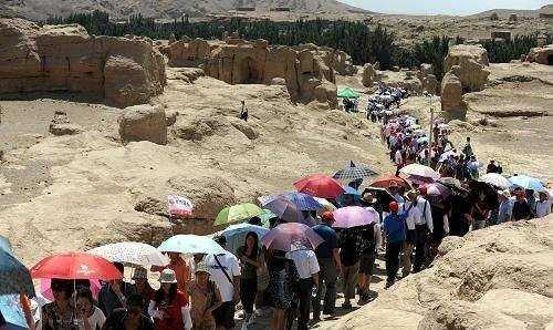 我國夏季早穿皮襖晚穿紗抱著火爐吃西瓜的地區(qū)是