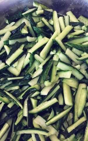 怎樣做腌黃瓜好吃又簡單,怎么腌黃瓜比較好吃又脆視頻圖1