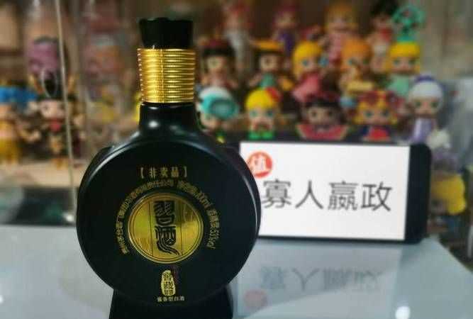 習(xí)酒窖藏1998怎么鑒別真?zhèn)?></p>
<h2>開一家煙酒商貿(mào)公司，想做賴茅，習(xí)酒什么渠道可以拿到價(jià)格低一點(diǎn)的真貨</h2>
<p>謝邀。說一下我自己的感覺。</p>
<p>1.你想要的這兩個(gè)品牌，都是茅臺(tái)體系的。想要拿到低價(jià)的產(chǎn)品，如果從廠家直接接貨，只能是做代理商，超額完成廠里下發(fā)的銷售任務(wù)，拿到返點(diǎn)促銷等拉低進(jìn)貨單價(jià)。</p>
<p>2.這兩款酒基本上都是有區(qū)域經(jīng)銷保護(hù)的，也就是說廠家為了更好的保證品牌價(jià)值，都會(huì)對(duì)市場(chǎng)進(jìn)行監(jiān)管，對(duì)價(jià)格進(jìn)行保護(hù)，所以想走正規(guī)渠道拿低價(jià)貨的可能很小，如果真有低于市場(chǎng)價(jià)的便宜貨出來，你也要小心，畢竟這兩個(gè)品牌都是硬通貨，所以也是造假的重點(diǎn)關(guān)注對(duì)象。</p>
<p>3.現(xiàn)在很多實(shí)體經(jīng)銷做的都不太好，更有一些經(jīng)營(yíng)不善的可能為了完成廠家任務(wù)大量囤貨，造成庫(kù)存嚴(yán)重積壓，為了盡快變現(xiàn)，可能會(huì)低于進(jìn)貨價(jià)拋貨，如果碰到這樣的，還是有可能低價(jià)買到保真的產(chǎn)品的，但如果是跨區(qū)域銷售，需要小心廠家區(qū)域保護(hù)監(jiān)管部門的檢查，如果發(fā)現(xiàn)大量竄貨，可能會(huì)對(duì)放貨源頭進(jìn)行處罰。</p>
<p>4.個(gè)人觀點(diǎn)，俗話說，你有量，我有價(jià)，想要低價(jià)進(jìn)貨，就要擴(kuò)大銷量，你的進(jìn)貨量越大，促銷會(huì)越多，也就能拉低進(jìn)貨價(jià)，所以還是扎實(shí)做市場(chǎng)才是正途。</p>
<p>一點(diǎn)拙見，不喜勿噴[握手]</p>
<p><img src=