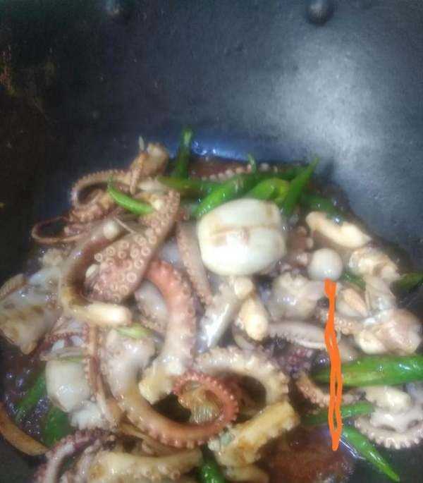 海鮮爆頭是什么東西,海邊有些漁民吃八爪魚(yú)動(dòng)不動(dòng)就是爆頭的圖6