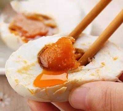 咸鴨蛋有點臭味還能吃嗎