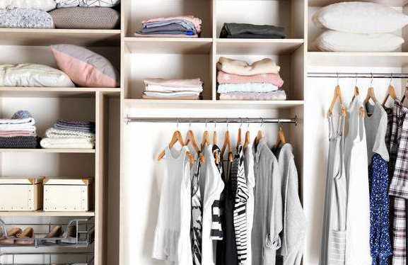 衣服放在柜子里會(huì)發(fā)霉,冬天衣服放柜子里兩個(gè)月會(huì)發(fā)霉嗎圖1