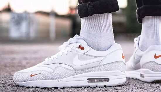 白鞋子有黃斑怎么去除,白色運(yùn)動(dòng)鞋上的黃色污點(diǎn)怎么去掉啊圖2