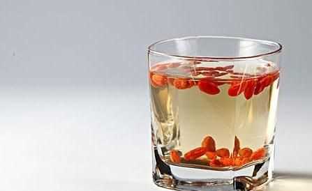 真正的黑枸杞泡出來的水顏色是什么顏色呢