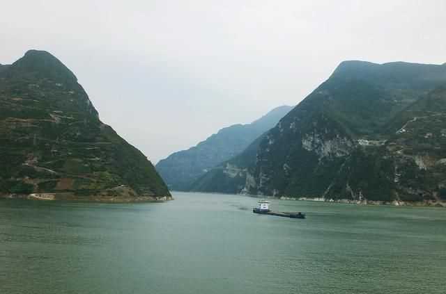 分別概括三峽四個(gè)季節(jié)的特點(diǎn)