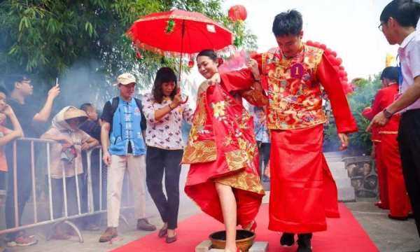 結(jié)婚跨火盆什么意思,結(jié)婚風俗不同圖5