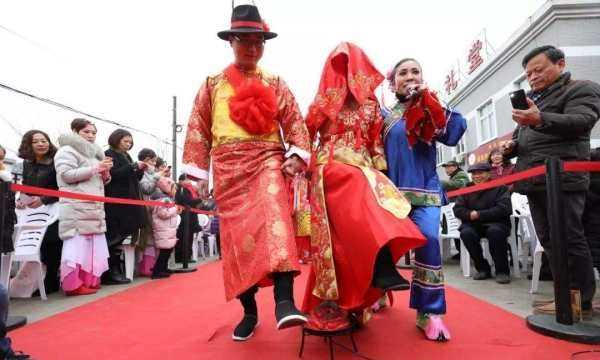 結(jié)婚跨火盆什么意思,結(jié)婚風俗不同圖6