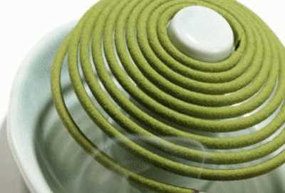 點蚊香應該放在屋里什么位置,點燃的蚊香應該放在哪里a窗戶b桌子c地板磚上圖2