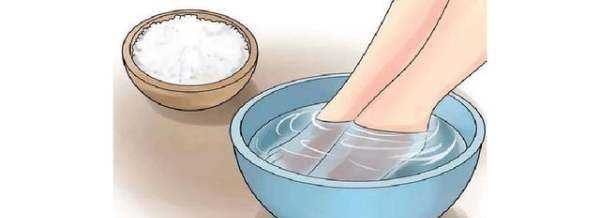 鹽水泡腳的危害,鹽水泡腳對身體的好處以及壞處都有哪些呢圖1