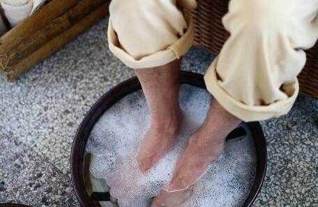 鹽水泡腳的危害,鹽水泡腳對身體的好處以及壞處都有哪些呢圖2
