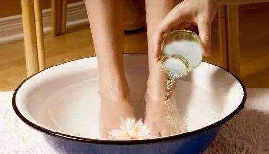 鹽水泡腳的危害,鹽水泡腳對身體的好處以及壞處都有哪些呢圖3