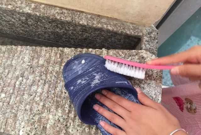 涼拖鞋發(fā)黃了怎么清洗
