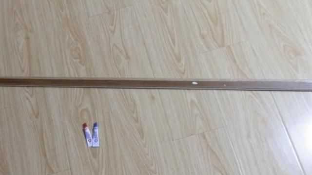 門框條掉了用什么膠粘，櫥柜的門框掉了，是用膠粘的，用的什么膠呀這？圖4