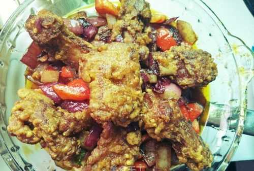 排骨手抓飯?jiān)趺醋鋈绾巫龊贸阅?></p>
<h2>排骨手抓飯的做法 電飯鍋竅門(mén)</h2>
<p>最近排骨火了啊，豬肉價(jià)格蹭蹭蹭的往上漲，100塊錢(qián)也就能買(mǎi)3斤，肉攤販主經(jīng)常跟我婆婆打趣，這二師兄的肉比師傅的肉都貴。好啦，廢話(huà)不多少，現(xiàn)在看菜譜吧。<br>￼<br>糖醋排骨<br>￼<br>1.排骨洗干凈加料酒生姜煮熟撈出，撈出瀝干水分后切成小塊。<br>2.起鍋燒油，小火將鍋加熱，姜和大蒜放進(jìn)鍋里，再把排骨放入鍋中進(jìn)行翻炒，炒至排骨變成白色時(shí)，加入生抽，老抽，米醋，白糖和料酒繼續(xù)翻。<br>3.倒水燒開(kāi)，用小火燜大約50分鐘左右，等湯汁變濃稠時(shí)，打開(kāi)鍋蓋，翻炒幾下，撒上一些熟的白芝麻就可以出鍋開(kāi)吃了。<br>木瓜紅棗排骨湯<br>￼<br>1.將木瓜削皮去籽，切成小塊；紅棗洗凈備用。<br>2.排骨冷水入鍋，加蔥段、姜片，煮開(kāi)，去除浮沫，撈出備用。<br>3.鍋中倒入溫水，放入排骨，加蔥段、姜片和料酒，大火煮開(kāi)。<br>4.轉(zhuǎn)小火燜煮1.5小時(shí)，撈出蔥段、姜片。<br>5.放入木瓜、紅棗和鹽，小火煮開(kāi)后，關(guān)火燜15分鐘即可。<br>啫啫排骨<br>￼<br>1.排骨洗凈，放入糖，鹽，蠔油，料酒，生抽，淀粉抓勻到粘稠的狀態(tài)，放到冰箱冷藏腌制30分鐘。<br>2.鍋中熱油，多放點(diǎn)姜片蒜瓣和洋蔥絲，稍加煸炒。<br>3.將炒好的蒜和洋蔥倒入砂鍋中。<br>4.再把加入腌好的排骨，鋪平，不要堆在一起。<br>5.倒入半罐啤酒，蓋上鍋蓋中火燜個(gè)5分鐘，激出排骨的香味，再轉(zhuǎn)小火燜上15-20分鐘。<br>6.出鍋加入蔥段即可。<br>年糕排骨<br>￼<br>1. 排骨放入冷水鍋中焯水，焯好撈出，用溫水洗凈。<br>2. 排骨放入空鍋中小火煎至微微焦黃后盛出備用。<br>3. 煎完排骨的鍋不用洗，直接倒一些水，放入冰糖熬成糖漿。<br>4. 排骨倒入鍋中，加入姜絲，八角和胡椒粉翻炒均勻，再加入排骨醬和生抽，炒至水分變干，排骨上色。<br>5. 倒入啤酒和少許白醋，蓋蓋燜煮2分鐘。加入適量的開(kāi)水（沒(méi)過(guò)排骨），蓋上鍋蓋轉(zhuǎn)小火慢燉。<br>6. 燉至排骨熟爛，湯汁還三分之一時(shí)，根據(jù)自己的口味加點(diǎn)白糖或鹽，再下入年糕。<br>7.大火翻炒至年糕變軟，收汁。若湯汁稀薄，可淋上少許淀粉水勾芡，讓湯汁完全裹在食材上。<br>風(fēng)味豉汁排骨<br>￼<br>1.肋排冷水浸泡30分鐘，溫水洗凈瀝干，加入姜絲、生抽、淀粉、糖、白胡椒、鹽、料酒、蠔油抓勻腌制30分鐘備用。<br>2.黑豆豉切碎，姜切成姜絲，蔥白、蒜切末。<br>3.腌好的排骨平鋪在盤(pán)底，盡量不要堆疊，以免影響入味。<br>4.黑豆豉、蒜末、蔥白淋上熱油，拌勻后澆在排骨上。（這樣可以激發(fā)出豆豉的香味，也可以不潑油直接撒在排骨上）<br>5.蒸鍋燒沸水，排骨放入，大火蒸45分鐘。<br>排骨粉<br>￼<br>1. 肋排改刀成小塊，大蔥切片備用。<br>2. 冷水下鍋焯排骨，加30ml料酒，煮開(kāi)后撈出。3. 起鍋熱油，蔥、姜、蒜、八角下鍋爆香，加豆瓣醬炒勻后下排骨。<br>4. 排骨翻炒3分鐘后，料酒、生抽、老抽淋入，加適量熱開(kāi)水燜煮30分鐘。<br>5.米粉沸水下鍋煮軟，撈出至排骨湯碗中。<br>干鍋排骨<br>￼<br>1. 排骨浸泡洗去血水瀝干，加適量鹽、淀粉、料酒、生抽，拌勻腌制一會(huì)兒。<br>2. 土豆、藕、洋蔥、黃瓜、胡蘿卜等蔬菜洗凈，切好備用。<br>3. 鍋內(nèi)多熱些油，放入排骨，煎炸10分鐘左右，至金黃撈出。<br>4. 用剩余的油將切好的胡蘿卜和土豆煎軟后盛出。<br>5. 放入蔥姜蒜爆香后，加入火鍋底料，1勺豆瓣、1勺料酒、1勺白糖、少許生抽，炒出香味。<br>6. 倒入排骨翻炒均勻后，加入藕片、土豆、胡蘿卜、黃瓜、西芹繼續(xù)翻炒。<br>7.待水汽收干后，放入洋蔥炒軟，再放青紅椒和大蔥翻炒。<br>果香排骨<br>￼<br>1.肋排洗凈，擠干血水。加入2g鹽和1小勺料酒，充分抓勻，再加入生抽、蒜蓉拌勻，腌制一會(huì)兒。<br>2. 話(huà)梅中加少許白醋，抓勻洗凈；番茄用開(kāi)水燙后去皮切成??；菠蘿芯、蘋(píng)果切塊備用。<br>3. 鍋中熱油，油溫至5成熱下入排骨，中大火煎炸2分鐘左右，待表面焦黃后撈起。<br>4. 鍋中留少許油，下入蔥姜蒜爆香，再下入番茄丁、菠蘿芯翻炒出汁，加1小勺料酒和適量溫水（排骨、水的比例為1:2）。5. 加入2勺生抽、米酒、少許鹽、話(huà)梅、蘋(píng)果塊稍加燉煮，然后下入煎炸好的排骨，加蓋燜煮約30分鐘。<br>6.待湯汁收濃，還可以加適量番茄醬。起鍋之前加入一些菠蘿肉，拌勻即可。<br>高升排骨<br>￼<br>1.排骨洗凈，斬成3cm左右的小段。<br>2.鍋燒熱后放油，加入排骨煎至金黃。（不喜歡煎的朋友可直接放入電飯煲內(nèi)，就是無(wú)油版啦，美味更健康）<br>3.排骨放入電飯煲內(nèi)加大蒜，倒入高升汁，再加300ml清水，按煮飯模式煮熟即可。<br>三鮮蒸排骨<br>￼<br>1.排骨剁塊焯水煮3分鐘，水沸騰時(shí)撒點(diǎn)料酒，撈出洗凈備用。<br>2.排骨用生姜絲和除水淀粉以外的調(diào)料腌制1小時(shí)。<br>3.冬筍、蘑菇切片，火腿切條，將它們都鋪在盤(pán)底。<br>4.碼入排骨，腌漬排骨的汁水澆在上面，冷水上鍋蒸30分鐘。<br>5.蒸好的排骨濾出湯汁，湯汁用水淀粉勾芡澆在排骨上即可。<br>茶香排骨<br>￼<br>1.排骨洗凈入鍋焯熟，撈出瀝干水分備用。<br>2.期間，用沸水泡茶備用。<br>3.鍋熱油，放入冰糖炒出糖色。<br>4.放入排骨翻炒，使排骨均勻裹上糖色。<br>5.放入生姜片和蔥段，倒入醬油、蠔油翻炒均勻。<br>6.倒入茶水沒(méi)過(guò)排骨，大火煮開(kāi)，小火慢燉20-30分鐘，排骨軟熟，加鹽調(diào)味，大火收汁即可盛盤(pán)。<br>7.另起鍋熱少許油，倒入沖泡過(guò)的茶葉翻炒片刻，淋在排骨上即可。<br>蛋黃南瓜蒸排骨<br>￼<br>1.排骨洗凈，瀝干后加入料酒，生抽，蠔油，黃豆醬和白糖，用手抓勻，腌制20~30分鐘。<br>2.姜切絲，蔥切蔥花。南瓜去皮去籽，洗凈，切塊備用。<br>3.咸鴨蛋對(duì)半切開(kāi)，用勺取出蛋黃后碾碎。<br>4.鍋中加少許油，倒入蛋黃，煸炒冒泡。加入南瓜翻炒，使其均勻地裹上蛋黃。<br>5. 取盤(pán)碼入南瓜和排骨，澆上腌排骨的汁。 放上姜絲，撒入少許鹽。<br>6.鍋中加水煮開(kāi)，放入南瓜排骨中大火蒸18~20分鐘。<br>7.取出后撒入蔥花即可。<br>烏梅小排<br>￼<br>1. 肋排加清水浸泡半小時(shí)，倒掉血水，洗凈備用。<br>2. 烏梅加水浸泡.3. 肋排冷水入鍋，煮沸后撈出放入裝有清水的碗中洗凈。4. 鍋中加入熱水，倒入處理好的肋排，放入香葉，八角，桂皮，蔥結(jié)和姜片，大火燒開(kāi)，轉(zhuǎn)小火慢燉20分鐘，撈出瀝干。5. 肋排再次入鍋，加入料酒，生抽，老抽，糖，冰糖和泡好的烏梅（連水一起），水少可再加點(diǎn)熱水。6. 湯汁燒開(kāi)后轉(zhuǎn)小火慢燉30分鐘。7. 最后加入醋收汁即可。<br>蓮藕梨香排骨湯<br>￼<br>1. 排骨洗凈，冷水入鍋，加料酒和姜片，焯水后撈出沖凈備用。<br>2.梨洗凈削皮切塊，蓮藕（宜選7孔的，含淀粉較多水分少，粉糯）洗凈削皮切片。<br>3.鍋內(nèi)入焯好的排骨、梨塊、藕片，加水正常煲湯后用少許鹽調(diào)味即可。<br>蒜香烤排骨<br>￼<br>1. 用姜蒜末、紅椒圈、蒸魚(yú)豉油、蠔油、糖調(diào)成醬汁，倒入洗凈的排骨中。<br>2. 抓抹均勻后覆上保鮮膜，放入冰箱腌制3、4小時(shí)。<br>3. 烤盤(pán)墊上鋁箔紙，放上腌好的排骨（連醬汁一起）。<br>4. 熱油爆香大量蒜末，倒入烤盤(pán)中。<br>5. 蓋上鋁箔紙，放入烤箱上下火230℃烤25分鐘后，去掉鋁箔紙?jiān)倏?5分鐘即可?？赐昀哿税?？今天就么有猜字謎啦！哈哈！快去試試吧，家人們肯定會(huì)喜歡，絕對(duì)一掃而光~</p>
<p><img src=