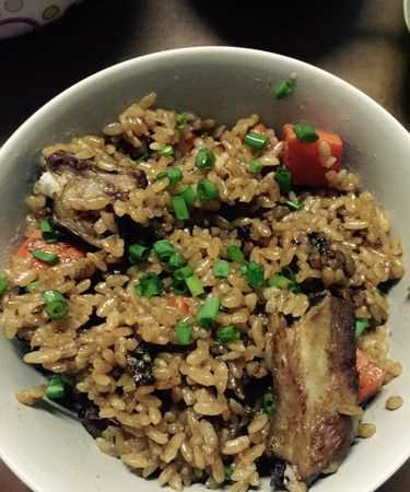 排骨手抓飯?jiān)趺醋龊贸?></p>
<h2>手抓排骨飯的家常做法大全</h2>
<p>用料：豬小排450克，干香菇10朵，胡蘿卜1根，大米300克，豌豆1碗，蔥5克，油適量，姜5克，鹽1勺，料酒1湯匙，老抽一湯匙，生抽1湯匙，十三香適量，糖適量，水適量。大米淘洗干凈，排骨焯水，胡蘿卜切丁，蔥姜切好，干香菇泡發(fā)后切好備用。鍋熱后放適量油，油熱后放入蔥姜爆香，倒入焯水后的排骨翻炒。調(diào)入適量糖、生抽和料酒繼續(xù)翻炒。 </p>
<p> <img src=