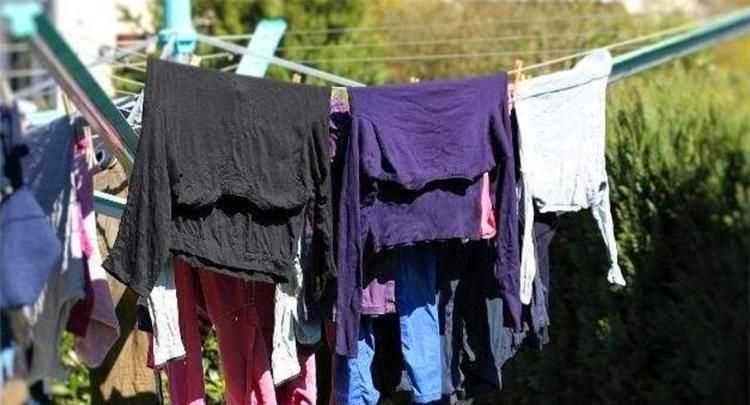 洗過(guò)曬干的衣服有一股臭味，是什么造成的