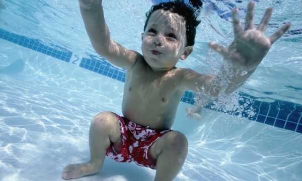 水里能睜開眼睛,在水里面真的可以睜眼嗎圖1