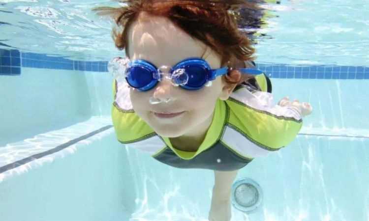 在水中能睜開眼睛對(duì)眼睛好嗎