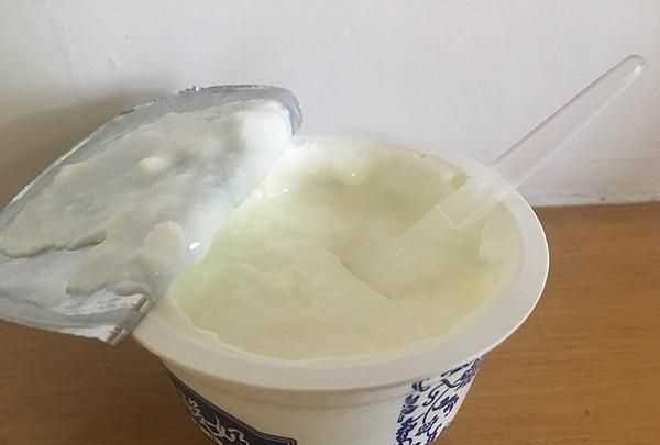 純牛奶開封后常溫下一天就變酸了，正常嗎