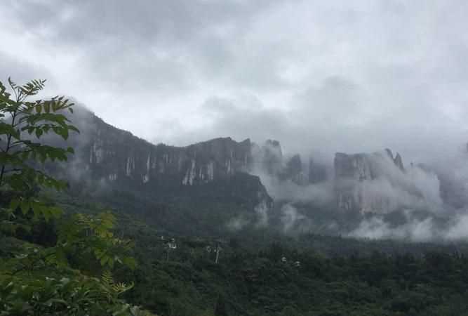 晚霞行千里和有雨山戴帽，無雨半山腰的字面意思是什么