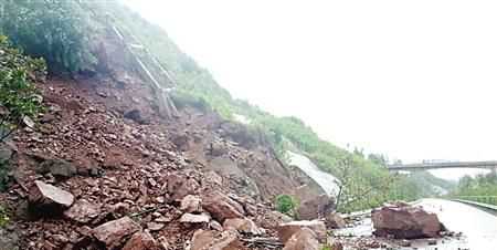 泥石流或山體滑坡時應趕快往前跑