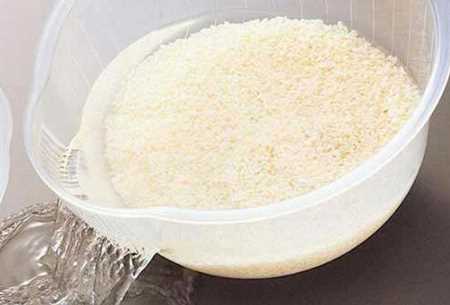 白色衣服發(fā)黃了怎么可以洗白,白衣服放時(shí)間長(zhǎng)變黃怎么辦圖1