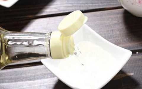 白色衣服發(fā)黃了怎么可以洗白,白衣服放時(shí)間長(zhǎng)變黃怎么辦圖2