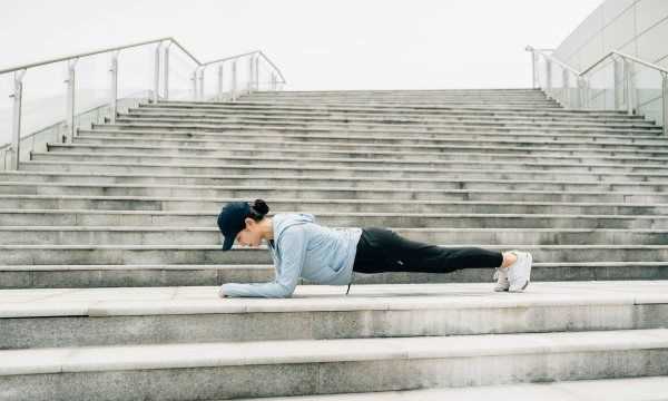 平板支撐怎么保護(hù)肘部,平板支撐胳膊抖是什么原因圖1