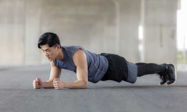 平板支撐怎么保護(hù)肘部,平板支撐胳膊抖是什么原因圖2