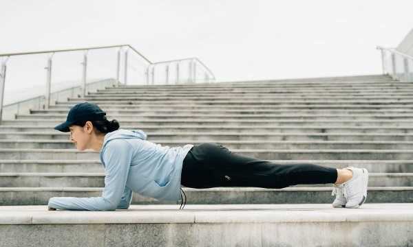 平板支撐怎么保護(hù)肘部,平板支撐胳膊抖是什么原因圖3