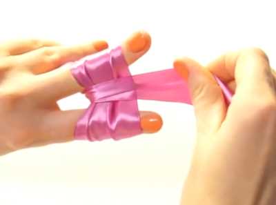 蝴蝶結(jié)怎么打的,怎么打蝴蝶結(jié)簡單方法圖2