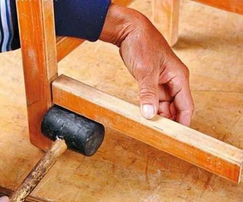 下面這張椅子前后晃動(dòng)同學(xué)們想一想運(yùn)用我們學(xué)過(guò)的知識(shí)怎么加固它才能讓這張椅子不在晃動(dòng)呢