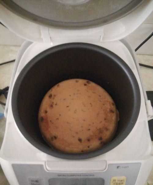 怎么用電飯鍋?zhàn)龅案?></p>
<h2>怎么用電飯煲做蛋糕</h2>
<p>電飯煲做蛋糕原料： </p>
<p>1、雞蛋4只 </p>
<p>2、低筋面粉或蛋糕粉100克（如果沒(méi)有可用普通面粉加10克淀粉）；白糖100克. </p>
<p>3、白醋少許，香草糖和檸檬油適量。 用具：1、電飯煲一個(gè)；2、小盆兩個(gè)；3、手動(dòng)打蛋器一個(gè)。做法：1、將雞蛋蛋白和蛋黃分別放到兩個(gè)小盆中（雞蛋要常溫的，剛從冰箱中取出的要放至室溫）；糖1/3放入蛋黃中，攪打蛋黃，攪成淡黃色即可（我一般都攪1分鐘就行了，如果將蛋黃小盆放在溫水中，攪出的效果更好。） 2 攪打蛋白，攪成象奶油樣的干性發(fā)泡狀（蛋白在手尖中能立起來(lái)，時(shí)間大約5分鐘，打到碗中沒(méi)有蛋液為止，這個(gè)步驟直接決定蛋糕的質(zhì)量，如果碗中還有蛋液會(huì)使蛋糕脹不起來(lái)，而成為蛋餅。但是也不能打過(guò)，打的時(shí)間過(guò)長(zhǎng)成棉花狀就不好了），之后將所剩2/3白糖倒入蛋白中輕輕攪拌幾下。 　　　注意！！放蛋白的盆中不能有油、水，手動(dòng)打蛋器要干凈，不能粘有蛋黃，蛋白中不能混進(jìn)一點(diǎn)點(diǎn)蛋黃，這三點(diǎn)很重要，否則蛋白就打不好： 3、把打好的蛋白的一半放到蛋黃中，小心攪拌，不要破壞了蛋白的泡泡。然后將面粉和香草糖、檸檬油適量放入到打好的蛋黃中，并滴上幾滴白醋，然后輕輕攪均（攪拌過(guò)猛會(huì)使面產(chǎn)生筋度，影響蛋糕質(zhì)量；香草糖和檸檬油是調(diào)味的，沒(méi)有可以不加；白醋是為了去除雞蛋的腥味。） </p>
<p>4、將剩余的一半蛋白放入到“3”中攪均（方法是用手或橡皮鏟從碗的底部向上撈，重復(fù)幾次） </p>
<p>5、大約2分鐘后，你會(huì)發(fā)現(xiàn)蛋黃面糊和蛋白融為了一體，變成一種糊狀，這時(shí)蛋糕糊就做好了：） </p>
<p>6、在電飯煲里涂一層油，如果不是不粘鍋可以鋪上一層油紙或者鋁箔紙。在鍋底放些核桃仁、之類的干果 將蛋糕糊倒入電飯煲中：） 7打開(kāi)蓋子，表面是淺黃色的，比原來(lái)長(zhǎng)高了，用筷子戳進(jìn)去，并且筷子沒(méi)有粘蛋漿，就表示熟了；） </p>
<p><img src=