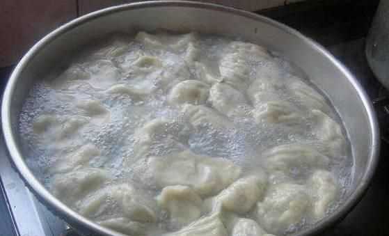 速凍餃子冷水煮還是熱水煮