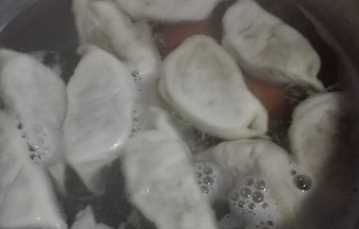 水餃熱水煮還是冷水煮,速凍餃子冷水煮還是熱水煮圖5