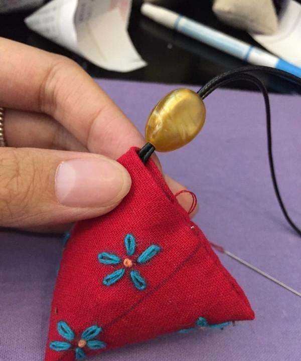 怎么做香包簡(jiǎn)單又好看,香囊的制作方法圖16