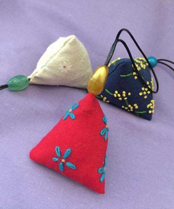 怎么做香包簡(jiǎn)單又好看,香囊的制作方法圖17