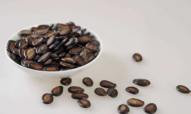 西瓜籽咬碎了能吃,這些擺在西瓜店里出售的西瓜并不新鮮