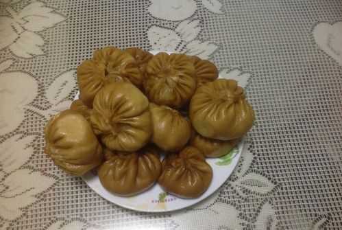 小籠和好的面剛開始做的包子挺好的,后來蒸出的包子就不好了